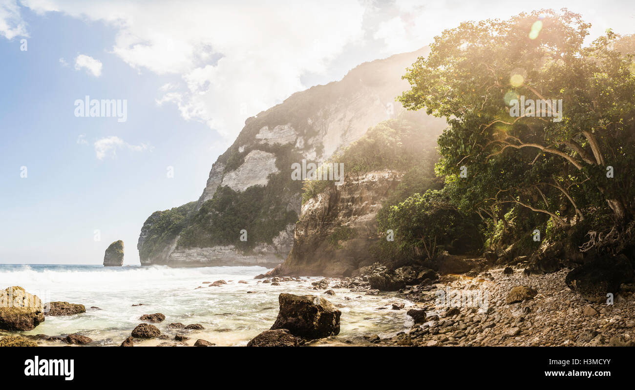 Plage de galets et rochers, Côte Sud, Nusa Penida, Indonésie Banque D'Images