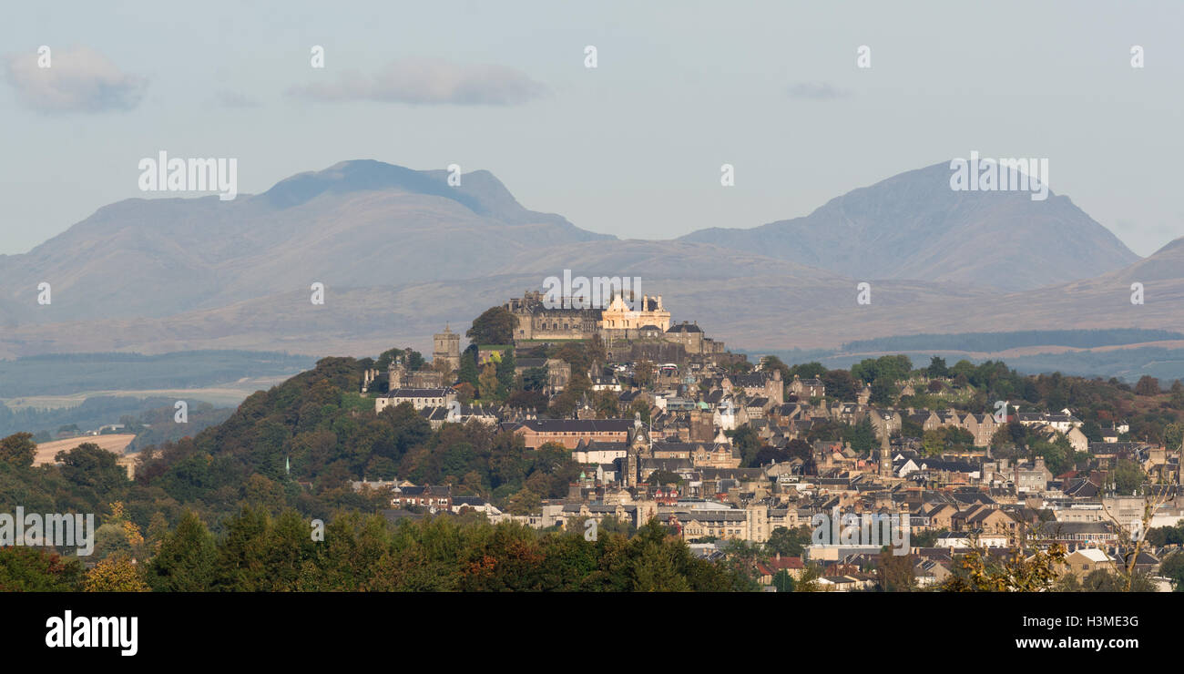 Château de Stirling au-dessus de la ville de Stirling, Ecosse, avec deux munros - Stuc une chroin (à gauche) et Ben Vorlich (droite) Banque D'Images