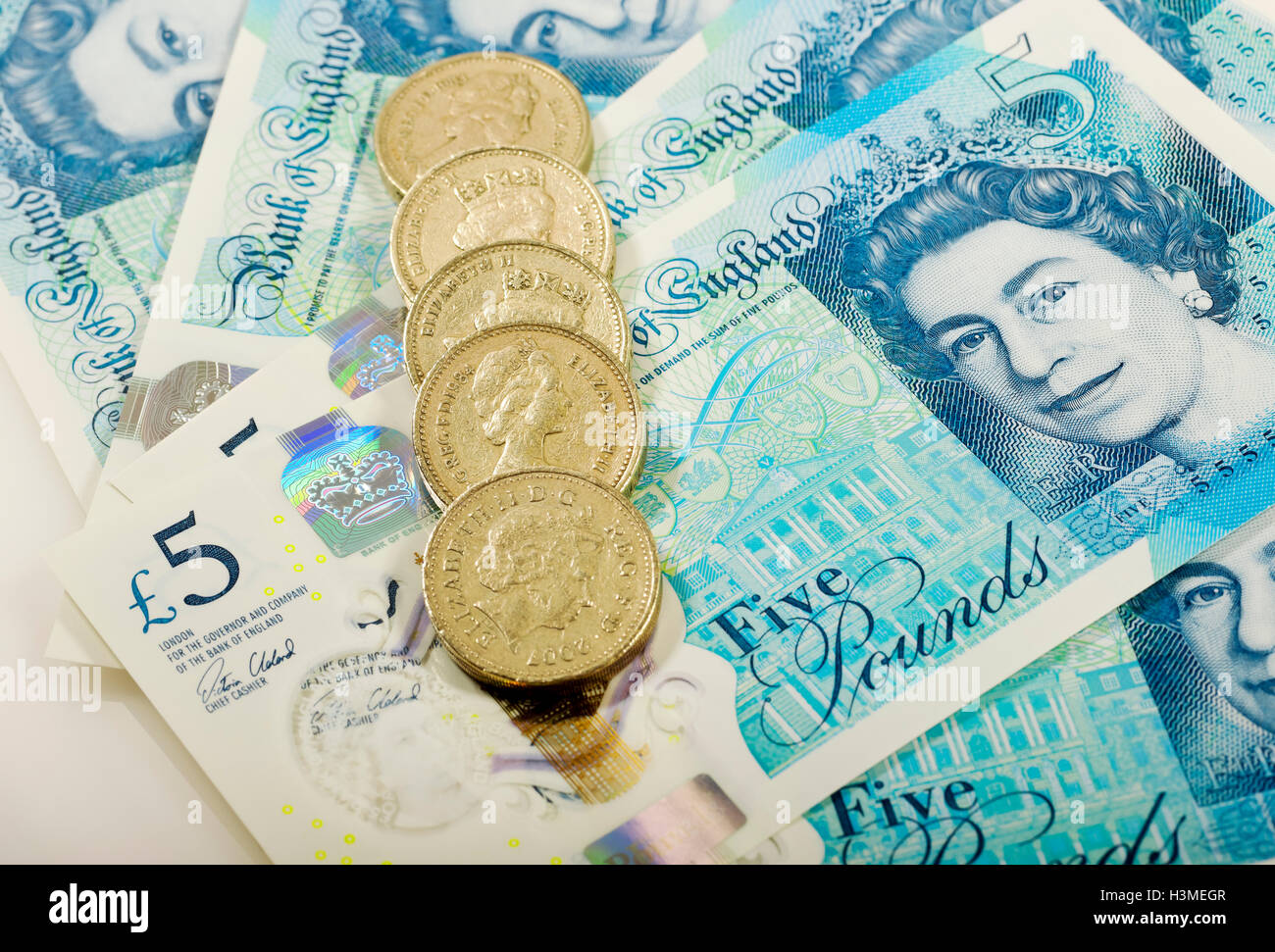 Gros plan de billets anglais billets de banque billets de banque 5 £ billet polymère billets de cinq livres et pièces de livre Angleterre Royaume-Uni GB Grande-Bretagne Banque D'Images