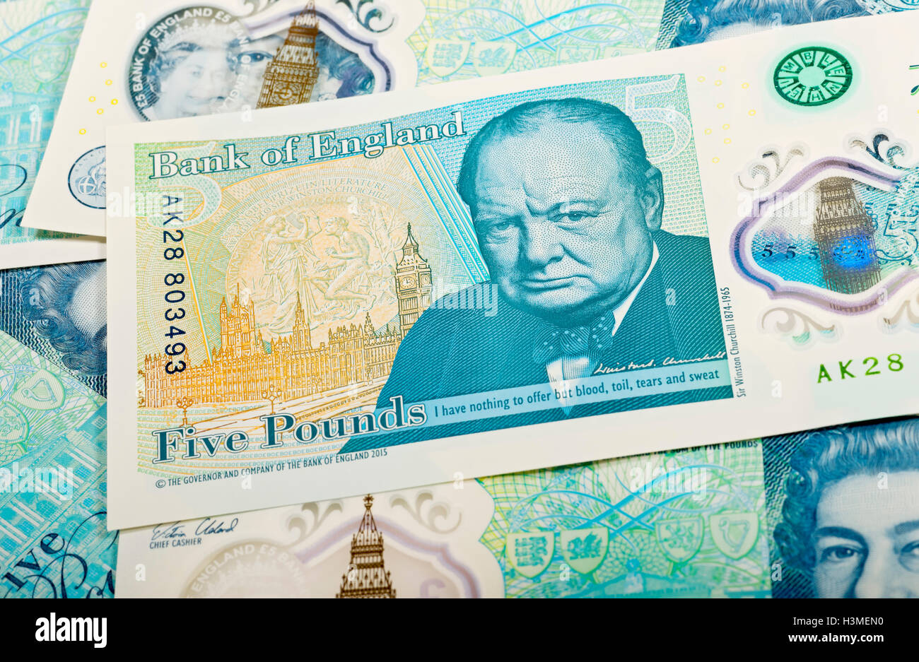 Gros plan de Winston Churchill sur un anglais British Cash Money billets de banque New polymère cinq livres notes note Angleterre Royaume-Uni Grande-Bretagne Banque D'Images