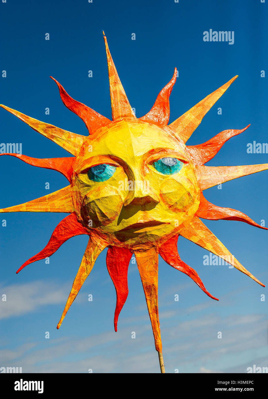 Une représentation papier mâché du soleil dans le Festival à Cornwall Penryn Banque D'Images