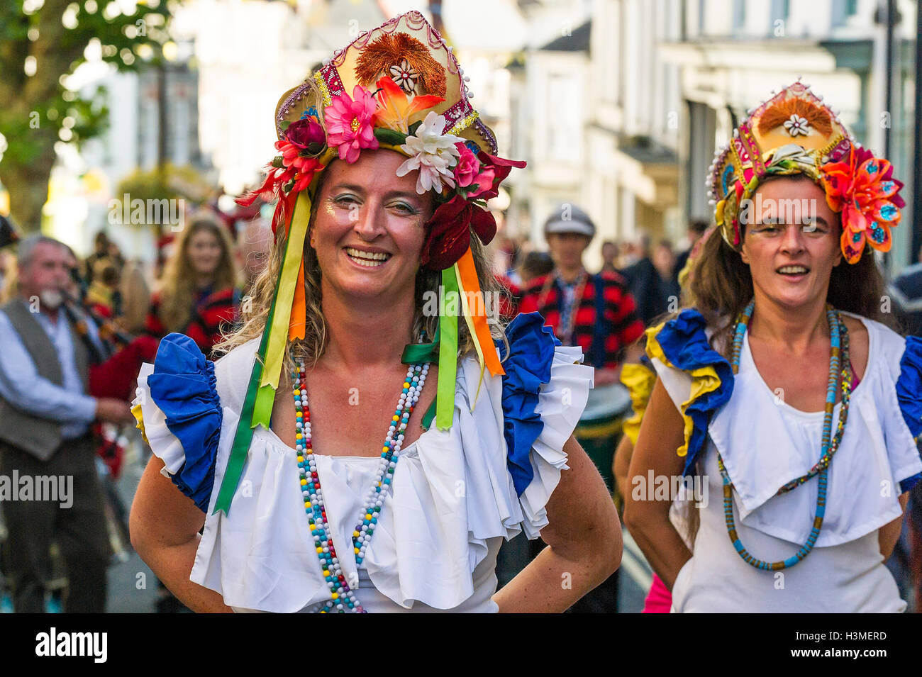 Dakadoum Bande Samba et danseurs prennent part à l'Penryn Festival à Cornwall. Banque D'Images