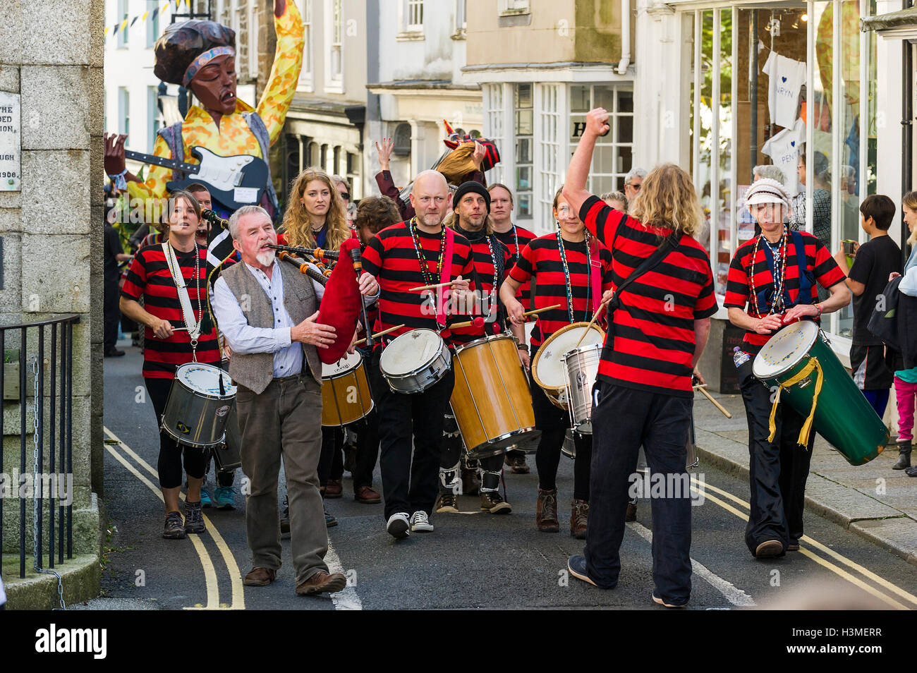 Dakadoum Bande Samba prend part à la fête à Cornwall Penryn Banque D'Images
