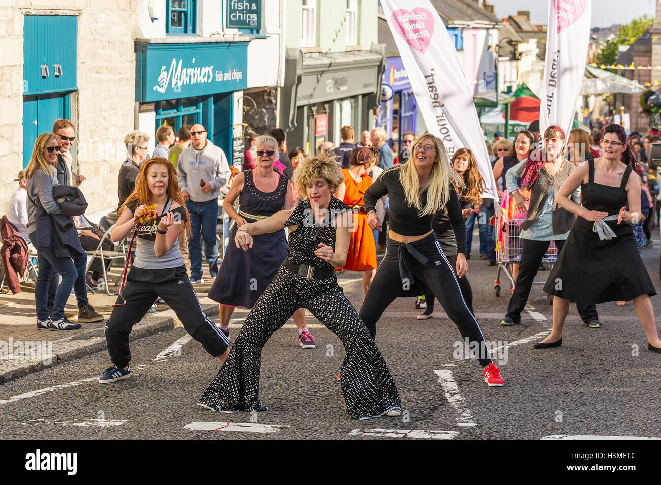 Danseurs dans la Sarthe Festival à Cornwall. Banque D'Images