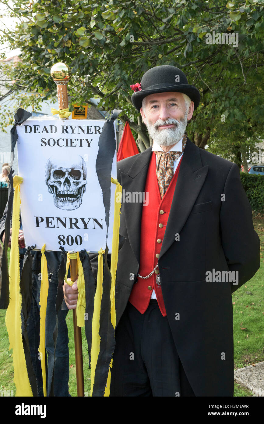 Un représentant de la société Rymers morts prend part à la fête à Cornwall Penryn Banque D'Images