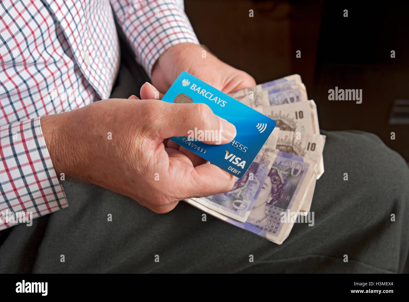 Man Holding Barclays VISA carte bancaire de débit et vingt livres britanniques cash money billets banknote Angleterre Royaume-Uni GB Grande-Bretagne Banque D'Images