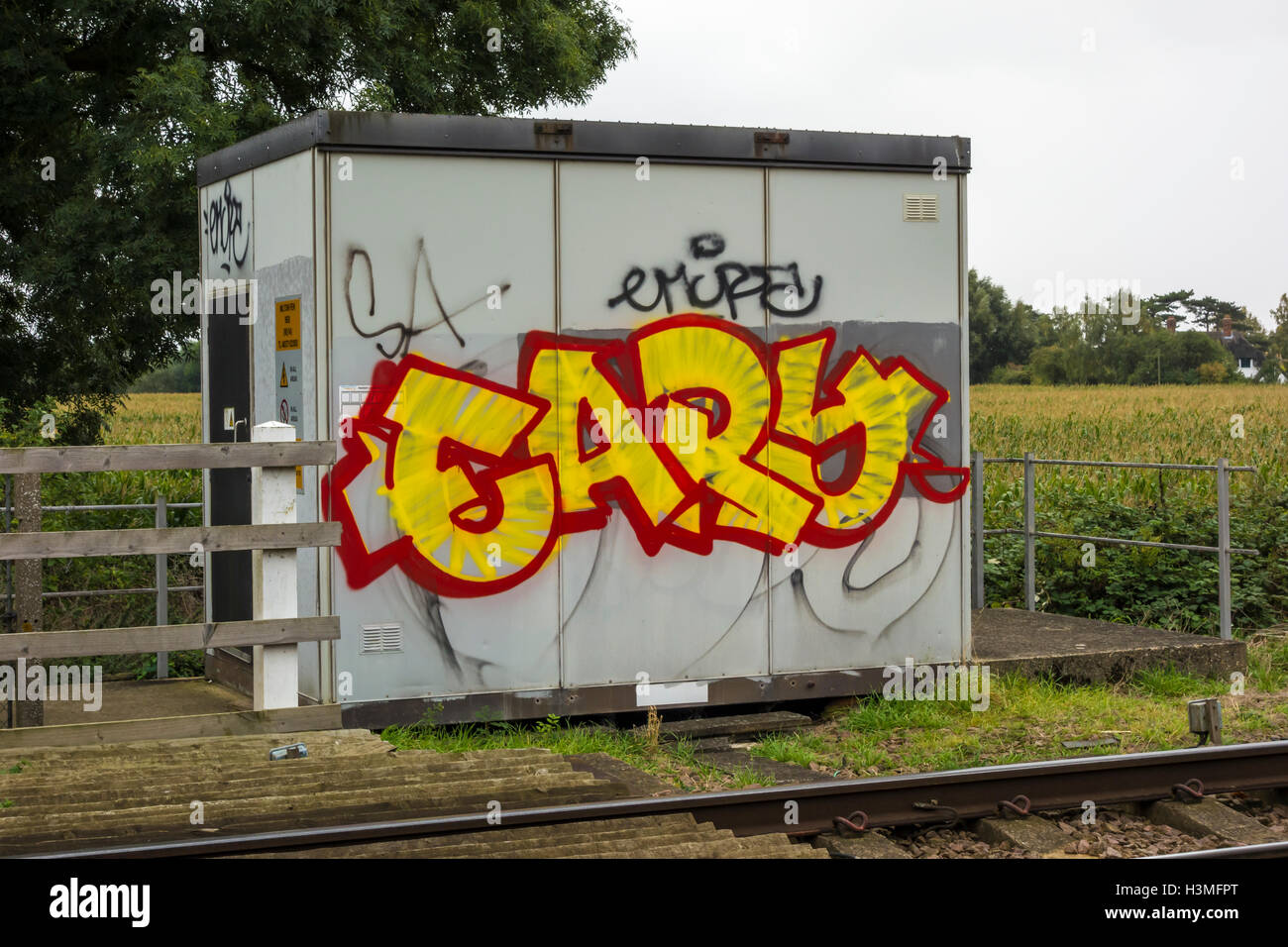 Graffito criards sur le mur de circuits, à la construction de chemins de Milton Cambridge Cambridgeshire Angleterre 2016 Banque D'Images