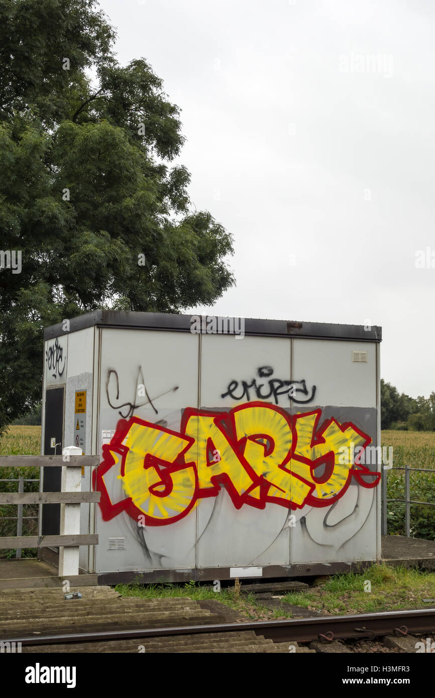 Graffito criards sur le mur de circuits, à la construction de chemins de Milton Cambridge Cambridgeshire Angleterre 2016 Banque D'Images