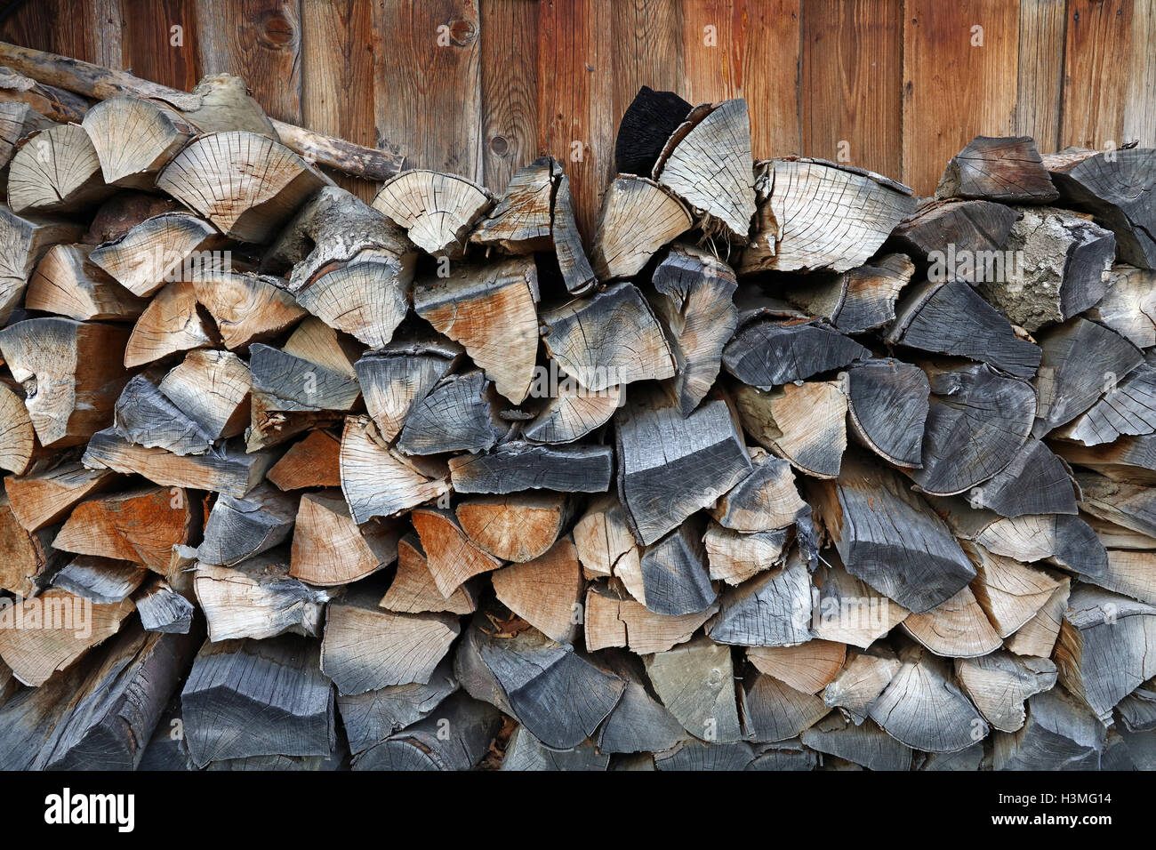 Stock de bois de chauffage pour cheminée d'hiver naturelles traditionnelles split couper du bois disposés en pile à combustible tas de tas, Close up Banque D'Images