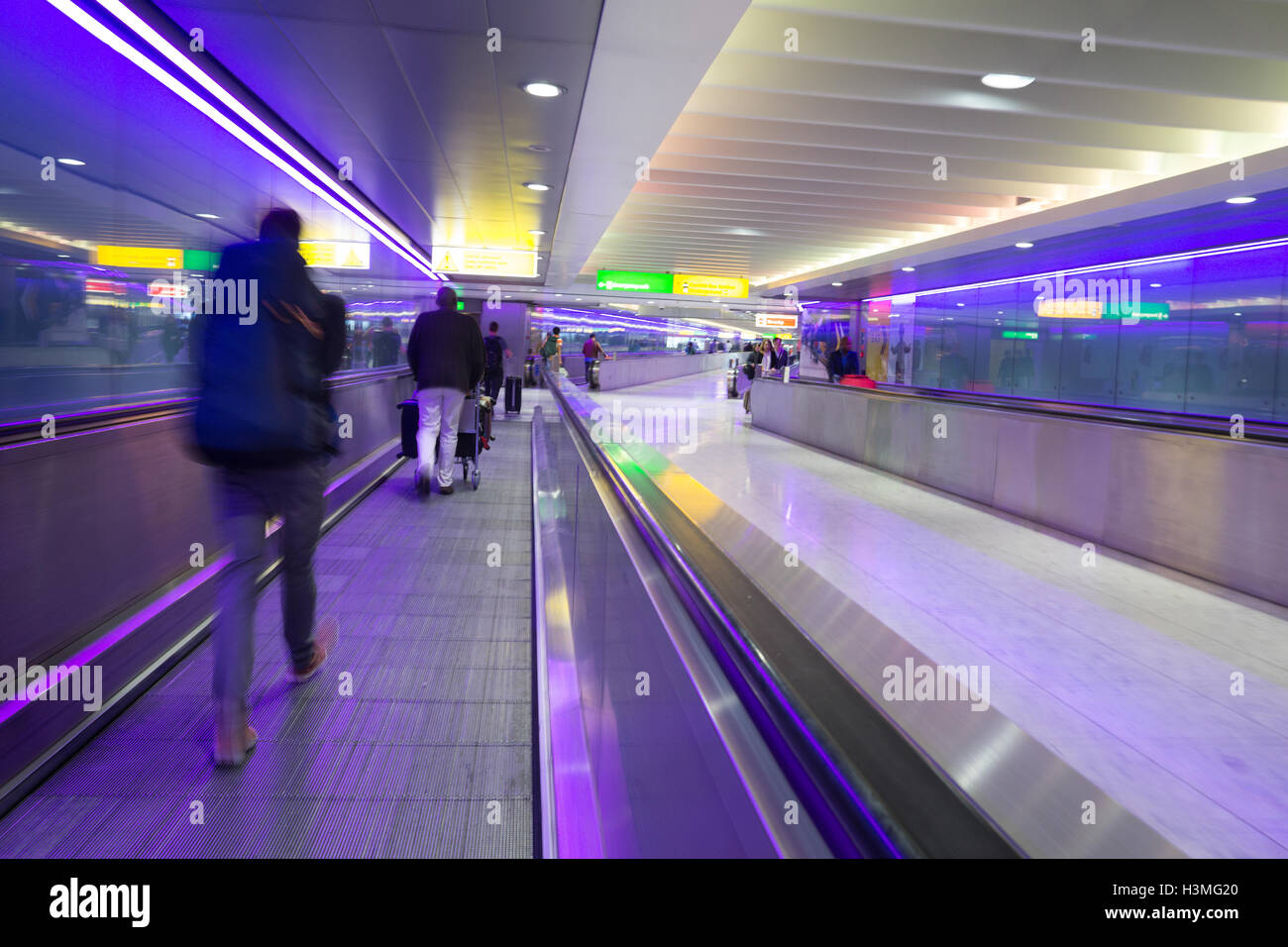 Vitesse d'obturation lente utilisée pour enregistrer les mouvement exagéré des voyageurs au terminal de l'aéroport Heathrow de Londres, Royaume-Uni, Banque D'Images