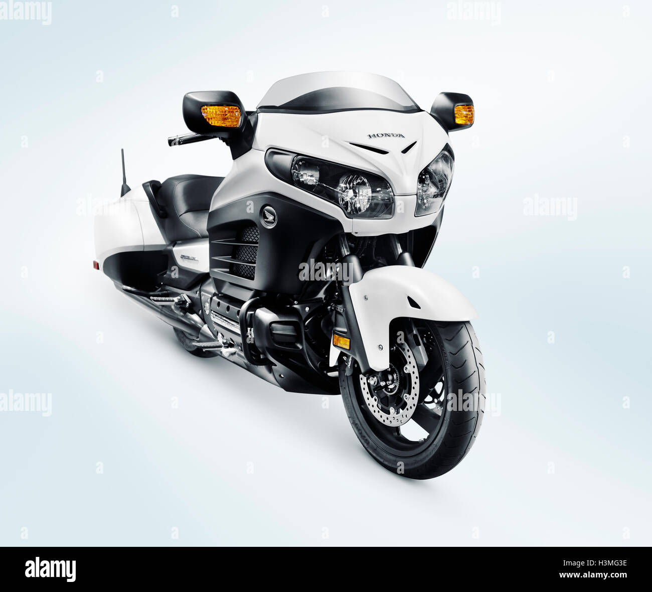 2016 Honda GoldWing F6B cruiser moto Moto isolé sur fond bleu clair Banque D'Images