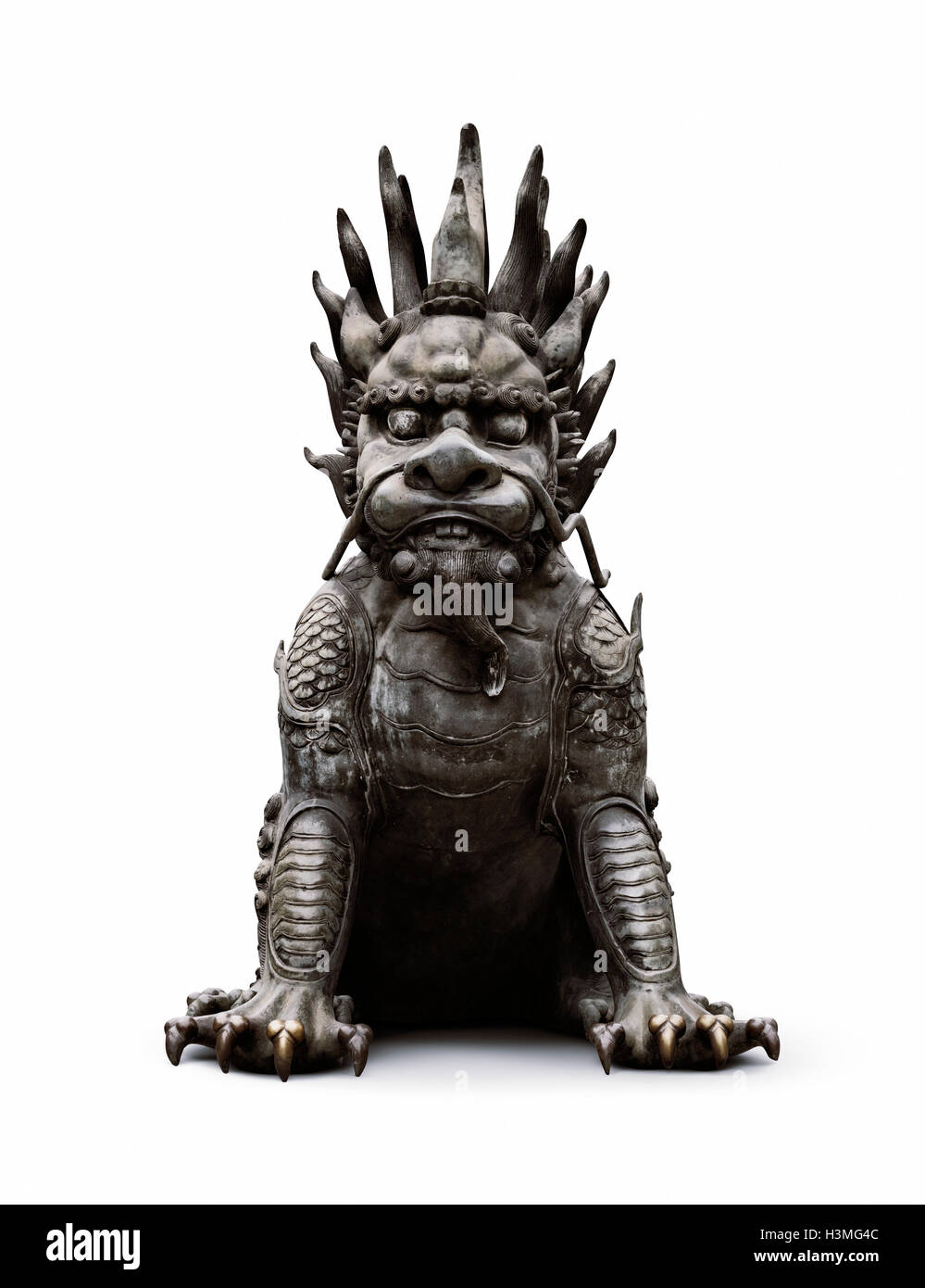 Licence disponible sur MaximImages.com - Chinese Guardian Lion statue en bronze, Foo Dog, Gate Keeper isolé sur fond blanc avec chemin de détourage Banque D'Images