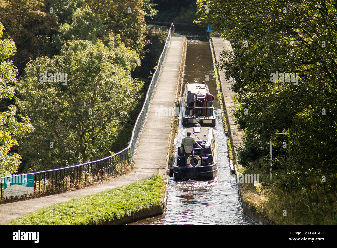 Llangollen Canal à Chirk Aqueduct et viaduc Banque D'Images