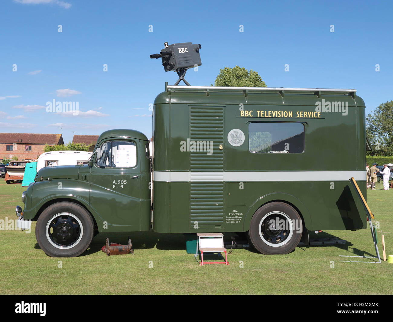 Vintage ( BBC British Broadcasting Company) des cars de van sur l'affichage à l'Baston au blitz week-end Banque D'Images