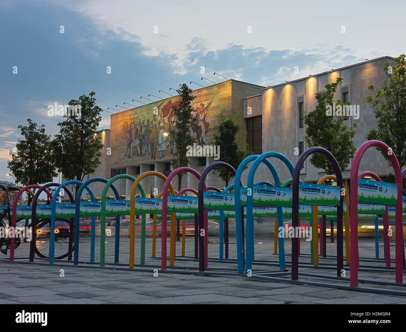 Couleur multi support à bicyclettes devant le musée d'histoire naturelle au crépuscule. Banque D'Images