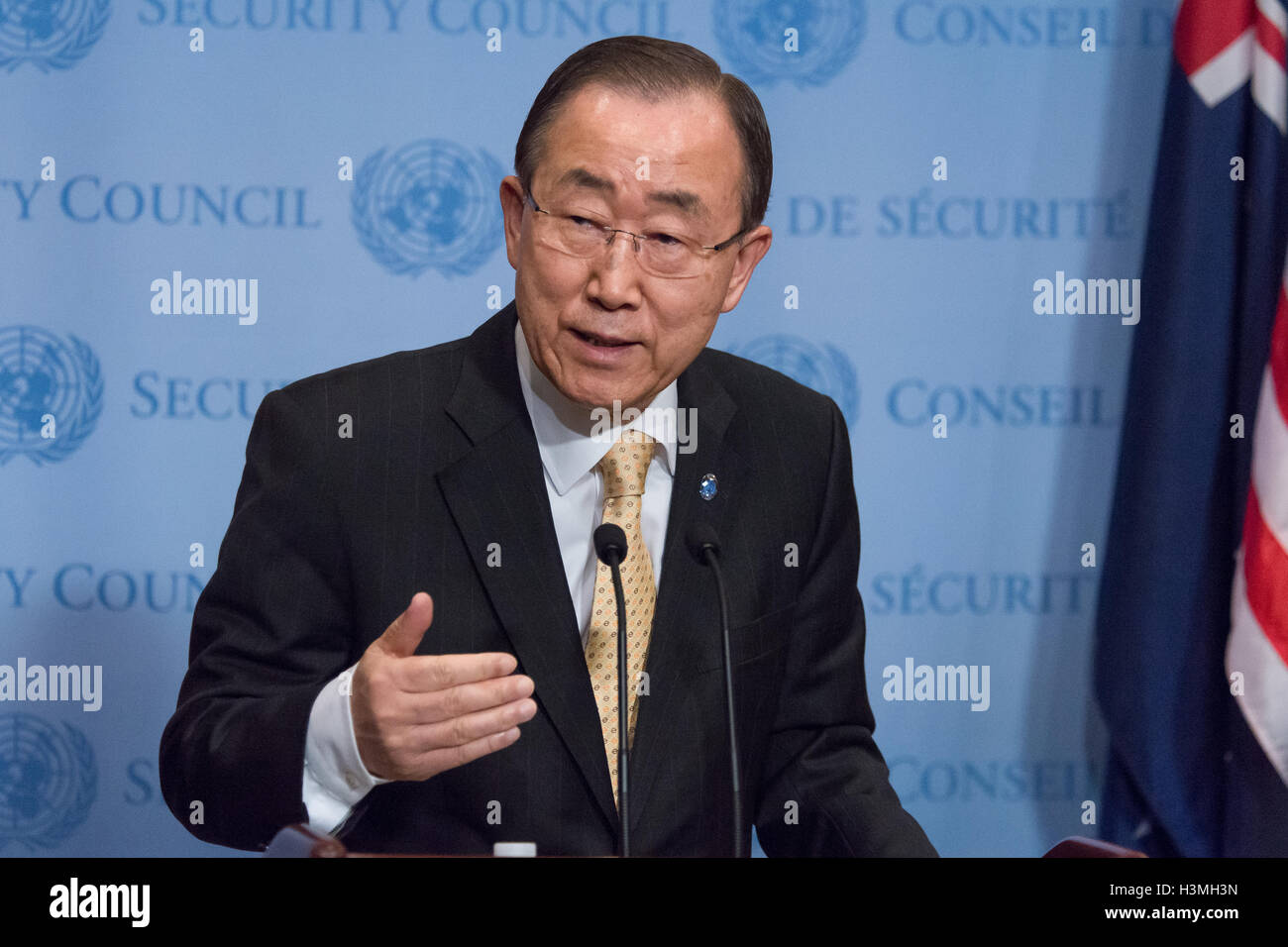 New York, USA. 10 Oct, 2016. Suite à son retour d'une série de visites officielles à l'étranger, le Secrétaire général des Nations Unies, Ban Ki-moon s'est entretenu avec la presse de l'opération de surveillance du Conseil de sécurité au Siège des Nations Unies à New York, NY, USA pour discuter de l'évolution récente de la guerre au Yémen, la crise humanitaire en Haïti à la suite de l'Ouragan Matthew et l'échec du Conseil de sécurité à adopter une résolution de cessation des hostilités lors de sa réunion d'urgence (8 octobre) sur Alep. Credit : Albin Lohr-Jones/Pacific Press/Alamy Live News Banque D'Images