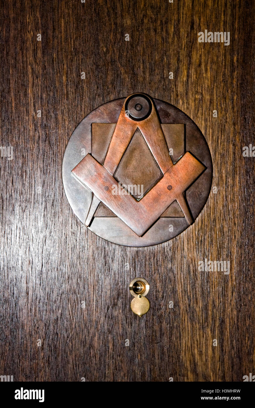 Symboles maçonniques heurtoir laiton boussole square à l'intérieur de la loge maçonnique la franc-maçonnerie franc-maçon H3secret HMRA1 AGFMX Banque D'Images