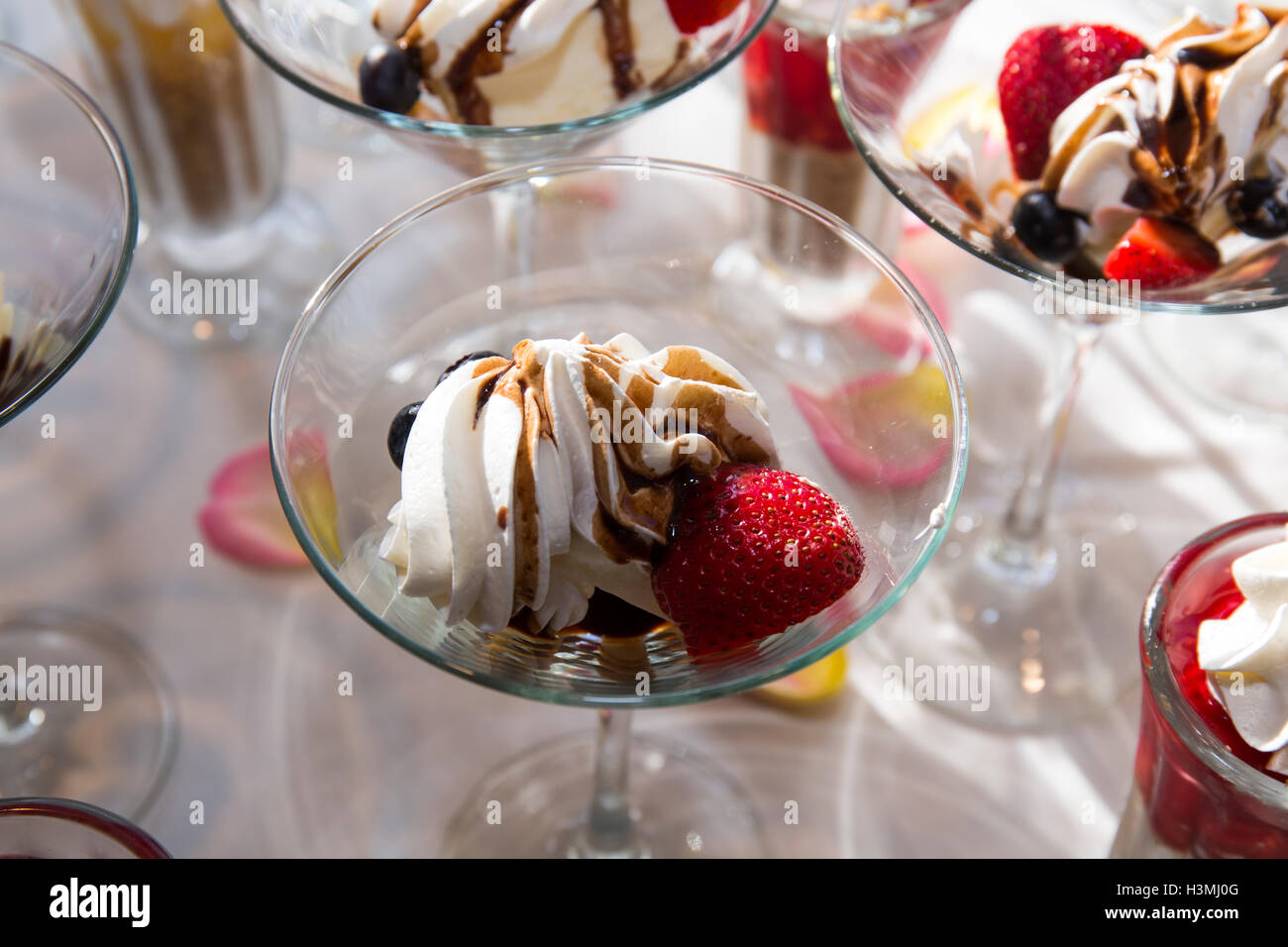 De savoureux desserts spécialisés sur un mariage buffet servi dans l'élégant quartier de verres vue close up high angle Banque D'Images