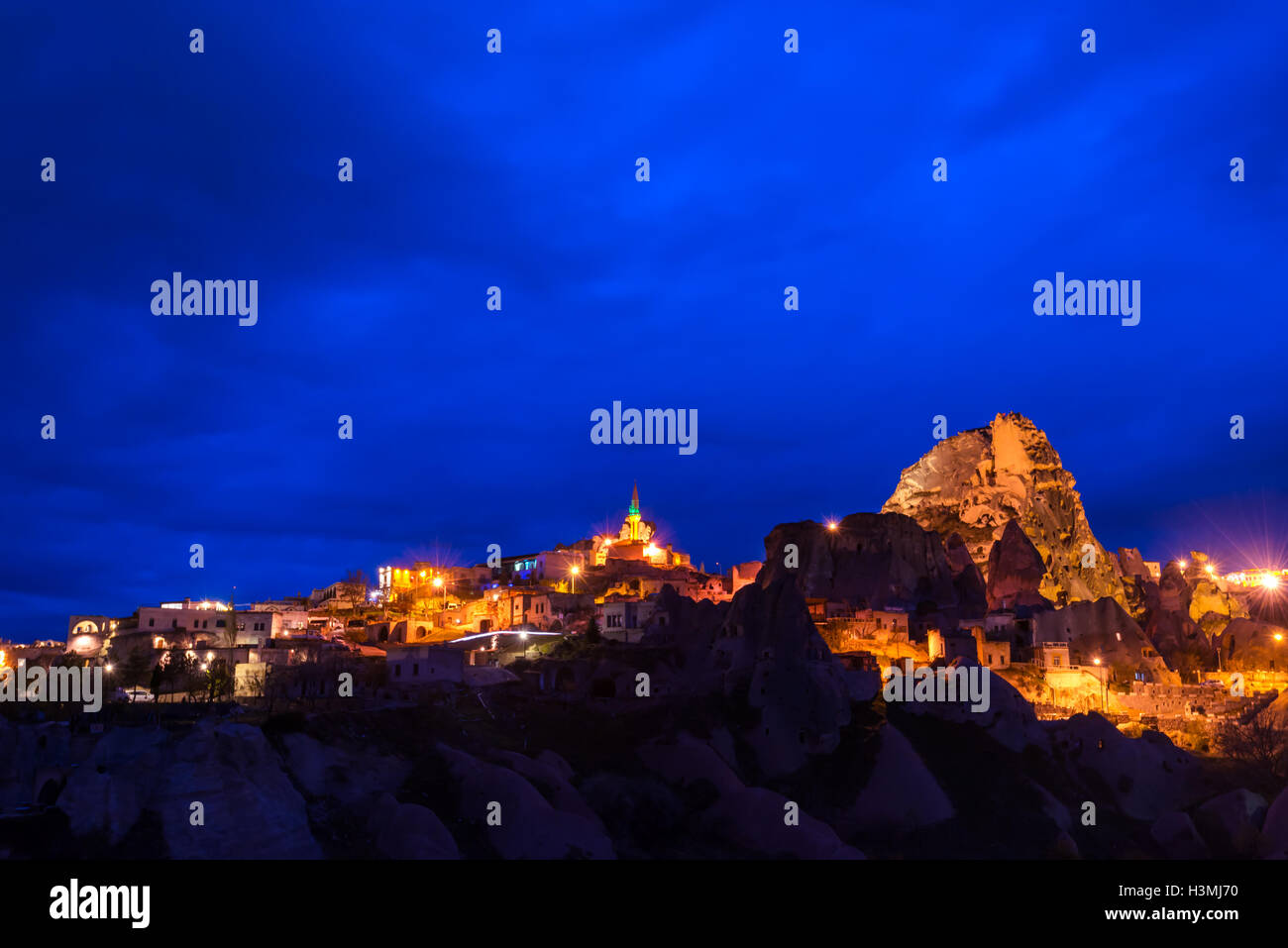 Vue de la nuit de château d'Uchisar en Cappadoce, Turquie. Banque D'Images