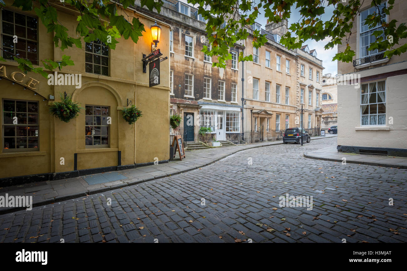 Une rue pavée à l'abbaye trois zone verte de Bath, Royaume-Uni. Banque D'Images