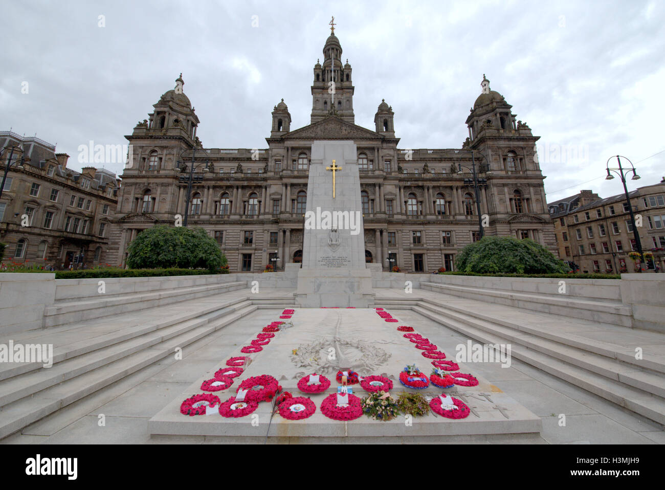 George Square et la ville chambres avec le cénotaphe situé dans le centre-ville de Glasgow center les habitants et les touristes se détendre et profiter du soleil Banque D'Images