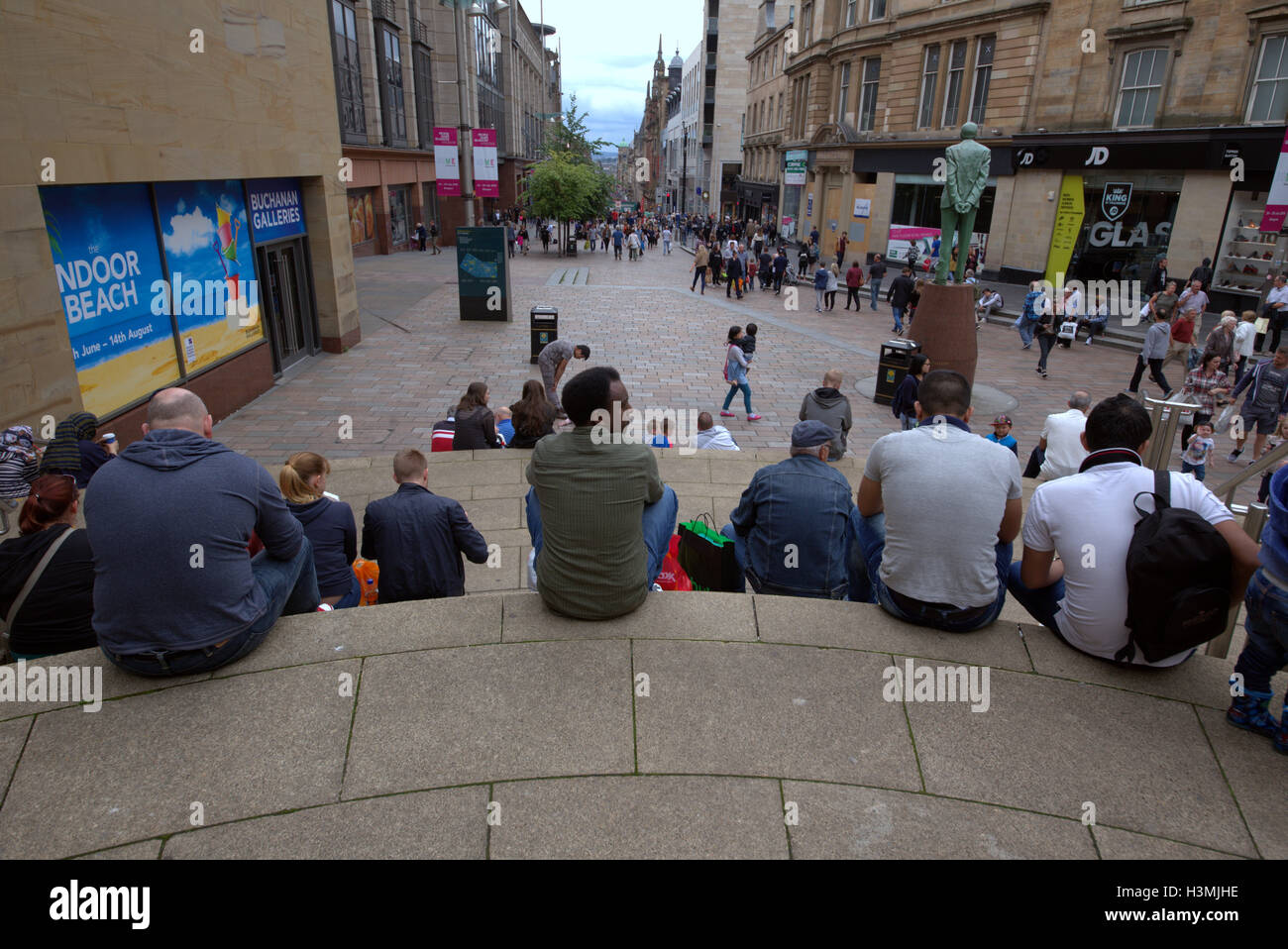 Sauchihall Street Glasgow city centre centre les habitants et les touristes se détendre et profiter du soleil Banque D'Images