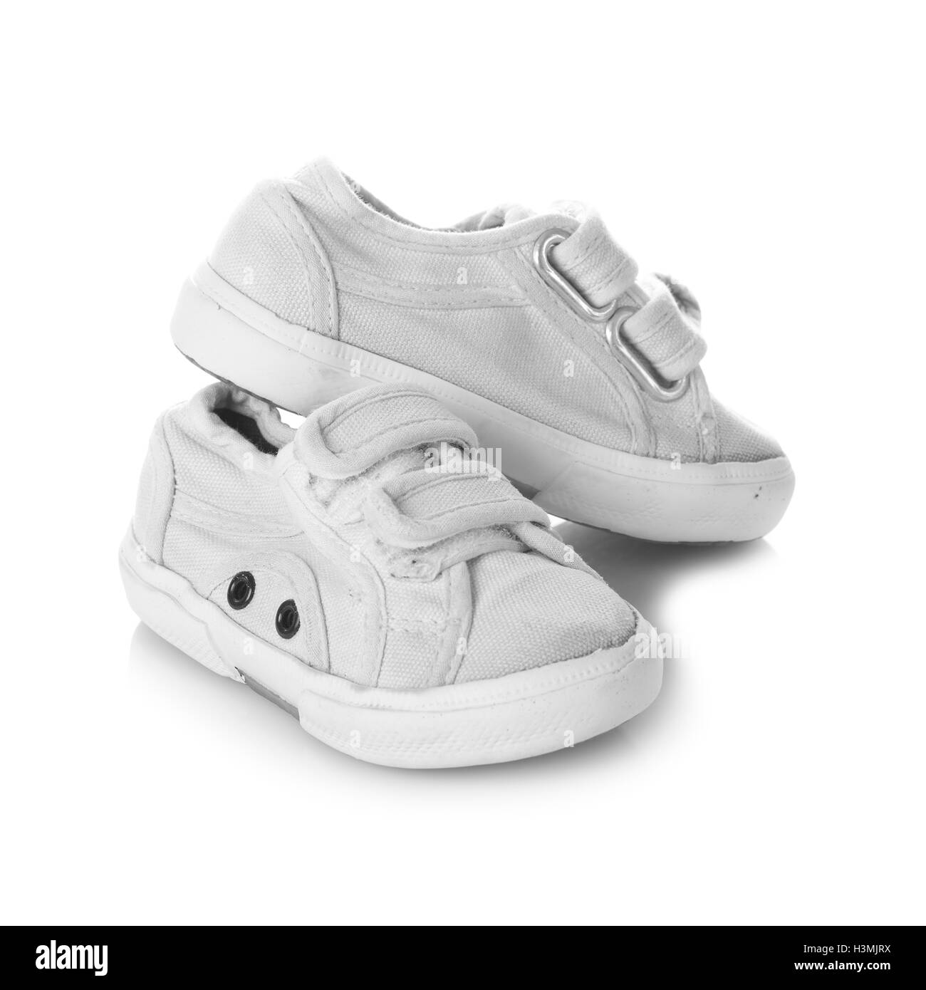 Chaussures de sport chaussures pour enfants avec fermeture velcro isolé sur fond blanc Banque D'Images