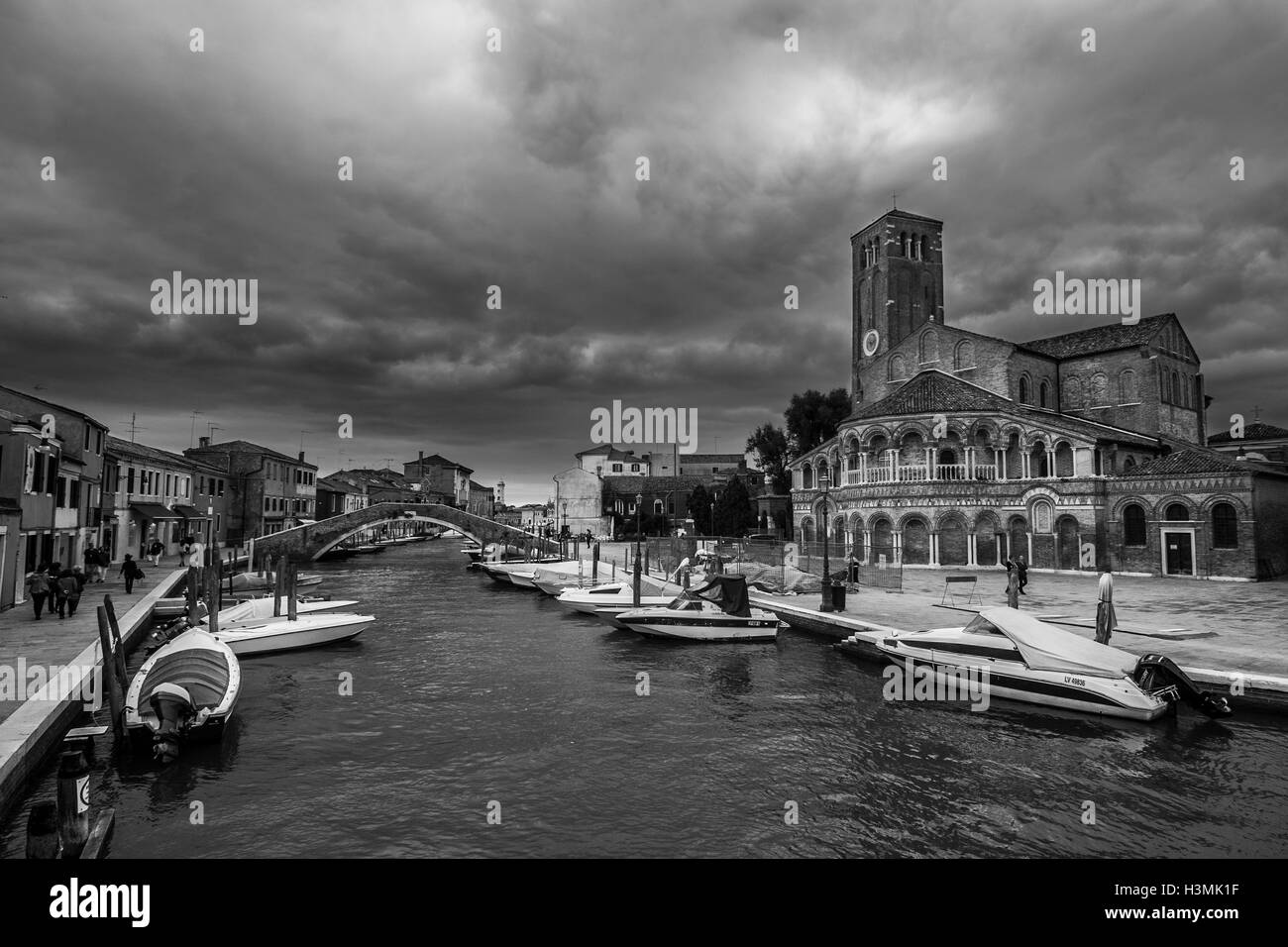 Une vue sur l'église et le canal principal de Murano, l'île des verreries de Venise. Banque D'Images