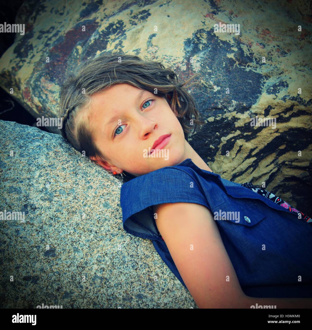Jeune femelle blue eyed model posing sur rochers colorés en plein air un portrait contemporain moderne Banque D'Images