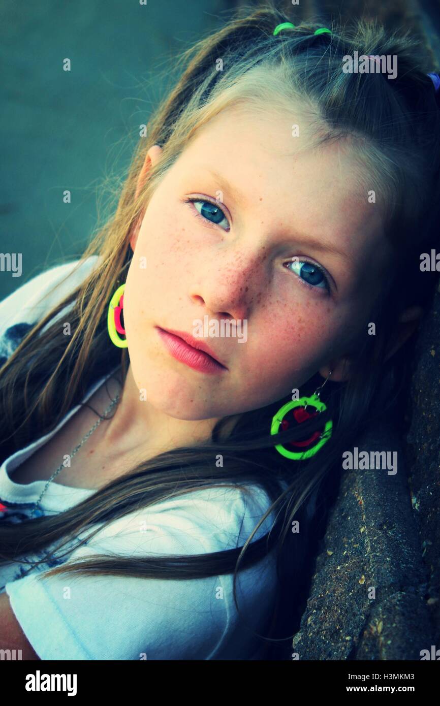 Portrait contemporain de jeunes Blue Eyed Girl model posing for the camera satisfait Banque D'Images