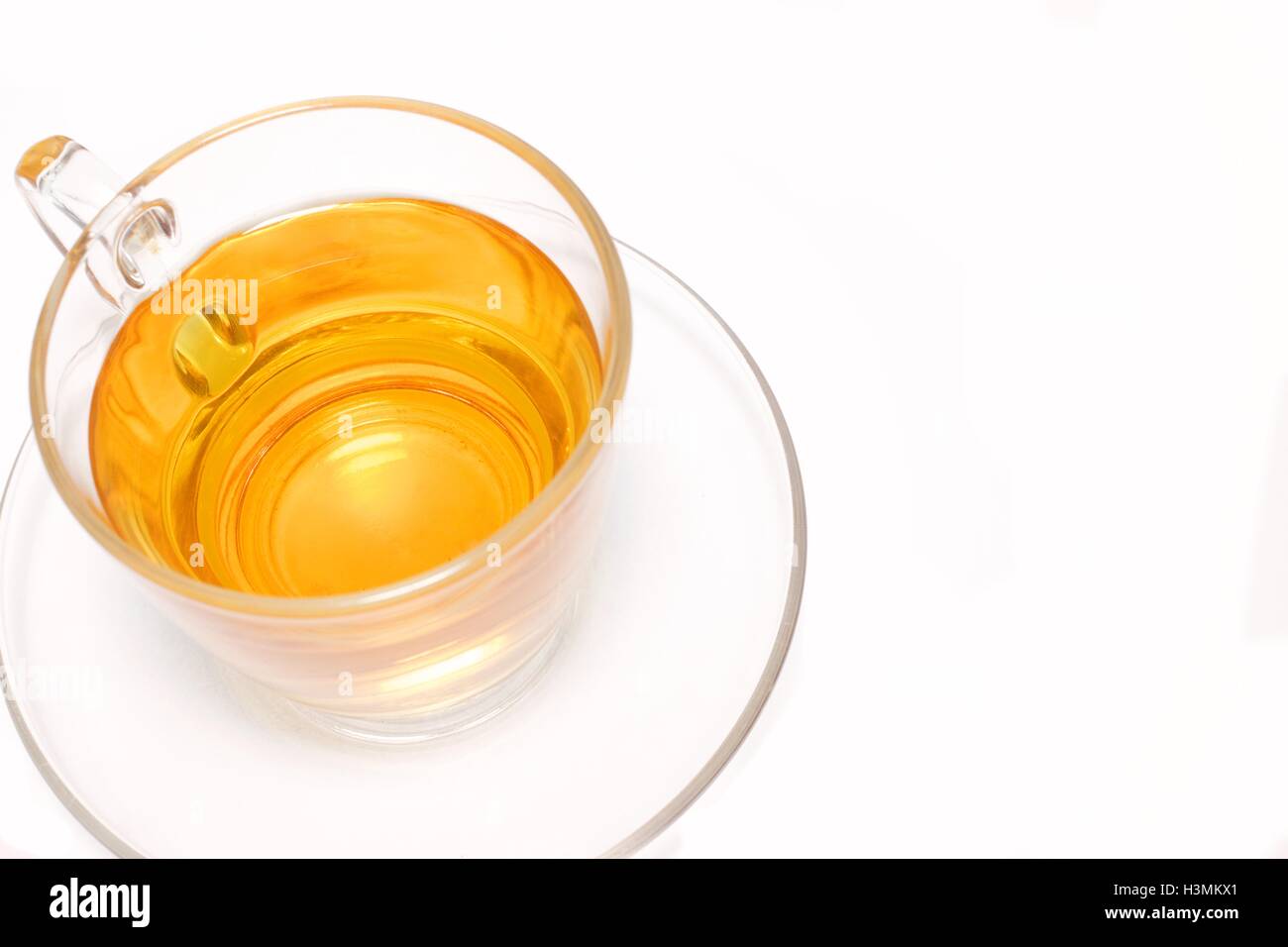 Tasse de thé en verre blanc sur l'espace de copie Banque D'Images