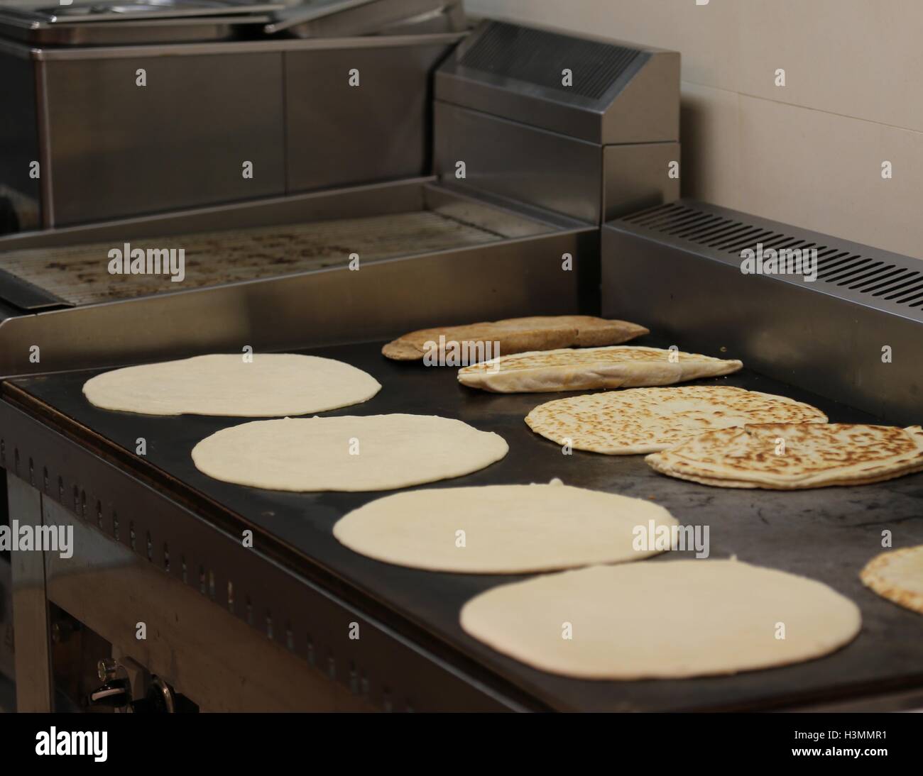 De nombreux piadina romagnole sur la plaque chaude, d'un restaurant en Italie Banque D'Images