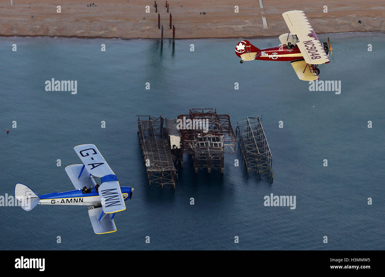 Un Tiger Moth anglais DH82A (à gauche) et un Air de voyage canadien 4000 survolent Brighton dans l'est du Sussex lors d'un appel photo pour des biavions d'époque avant l'annonce d'un rallye d'air vintage de plus de 8,000 miles. L'aventure aérienne, à travers l'Afrique avec 10 équipes internationales, recréera les jours de vol pionniers des années 1920 en testant les compétences des pilotes et l'avion, tout en recueillant des fonds pour la charité. Banque D'Images