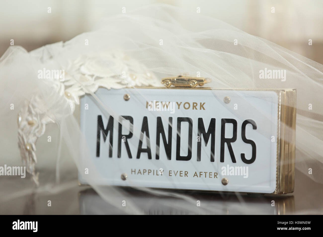 Bridal Veil avec M. et Mme placard surmonté d'un modèle de voiture en or avec les mots heureux à jamais en dessous de célébration de la mar Banque D'Images