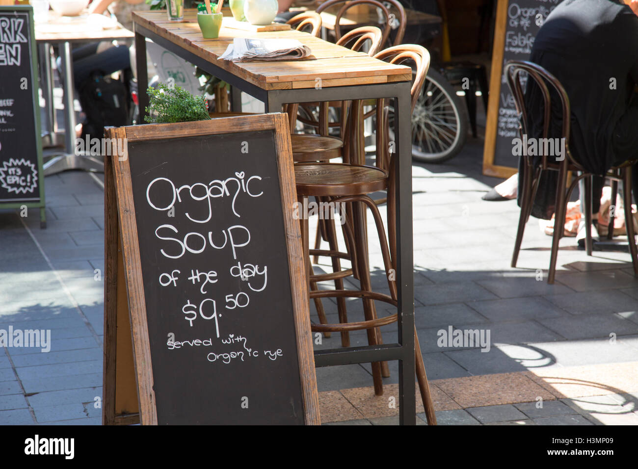 Soupe biologique au menu dans un café australien et restaurant Banque D'Images