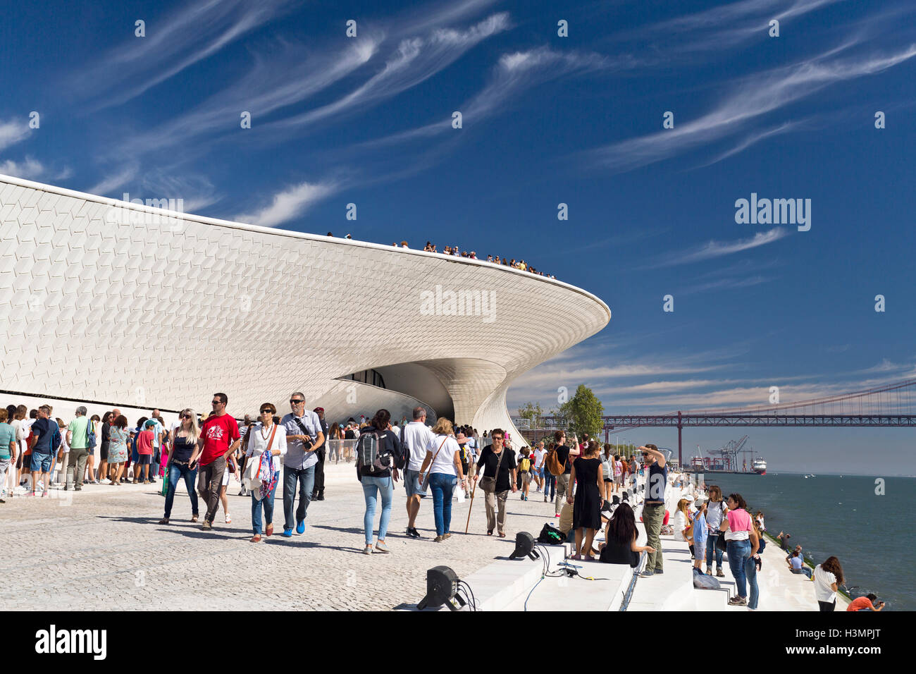 Foule à l'ouverture du monde plus nouveau musée, la MAAT (Musée d'Art, Architecture et Technologie) à Lisbonne, Portugal Banque D'Images
