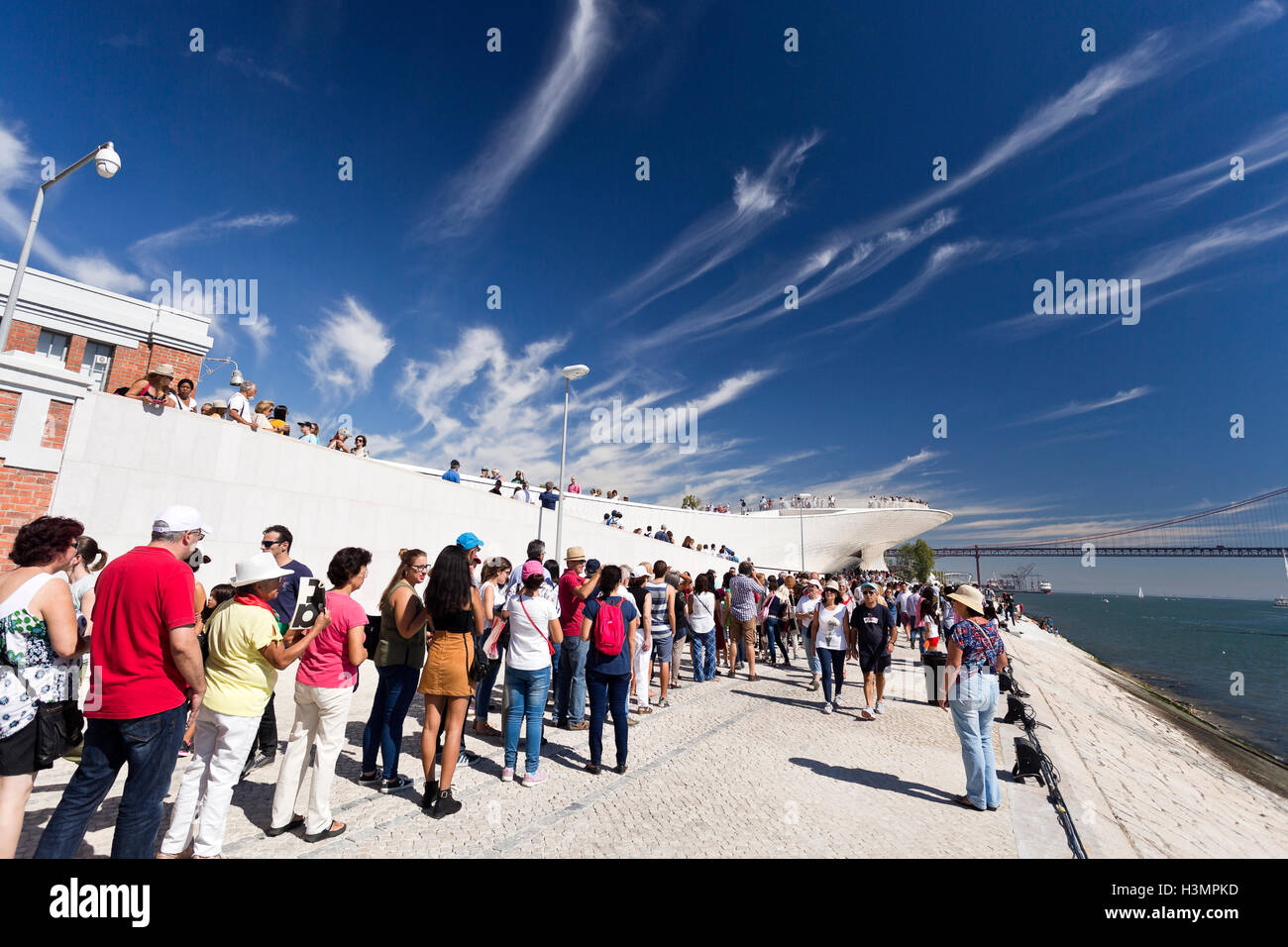 Foule à l'ouverture du monde plus nouveau musée, la MAAT (Musée d'Art, Architecture et Technologie) à Lisbonne, Portugal Banque D'Images