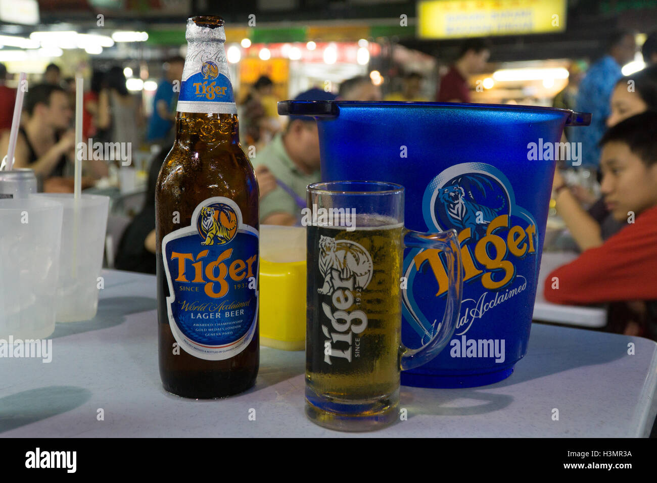 Une bouteille de bière en verre,Tigre,& godet sur une table dans la rue Jalan Alor, Kuala Lumpur, Malaisie, Banque D'Images