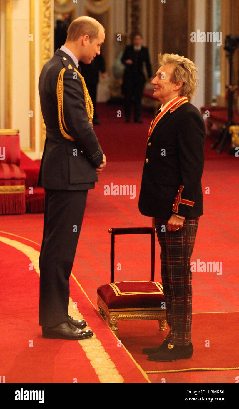 Sir chanteur vétéran Rod Stewart est fait une Knights Batchelor par le duc de Cambridge au cours d'une cérémonie au Palais de Buckingham à Londres. Banque D'Images