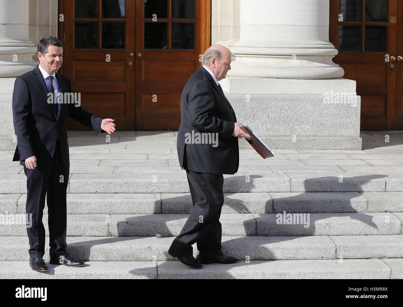 Ministre des dépenses publiques et de la réforme, Paschal Donohoe (à gauche) et le ministre des Finances, Michael Noonan, livrer le budget irlandais 2017 devant les bâtiments gouvernementaux à Dublin. Banque D'Images