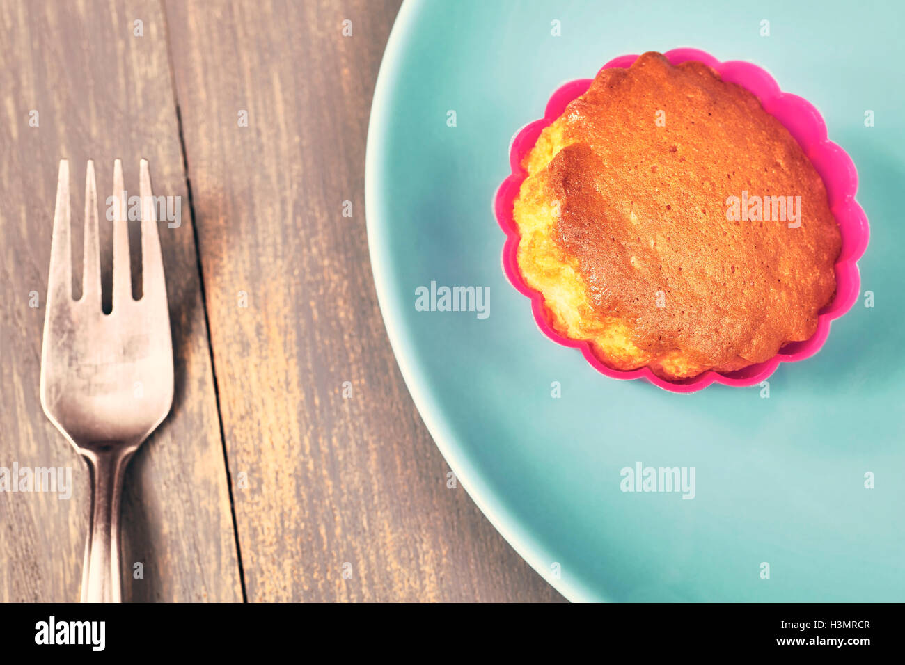 Muffin maison aux couleurs rétro cup cake sur une plaque. Banque D'Images