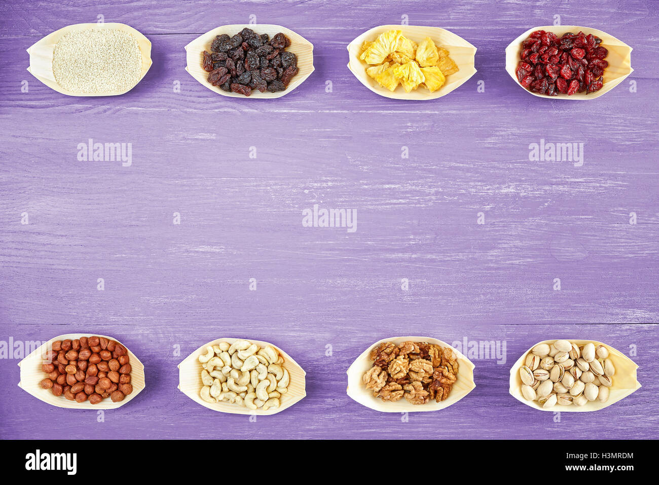 Les noix et fruits secs en sélection de bols en bois table rustique, vue de dessus, de l'espace pour le texte. Banque D'Images