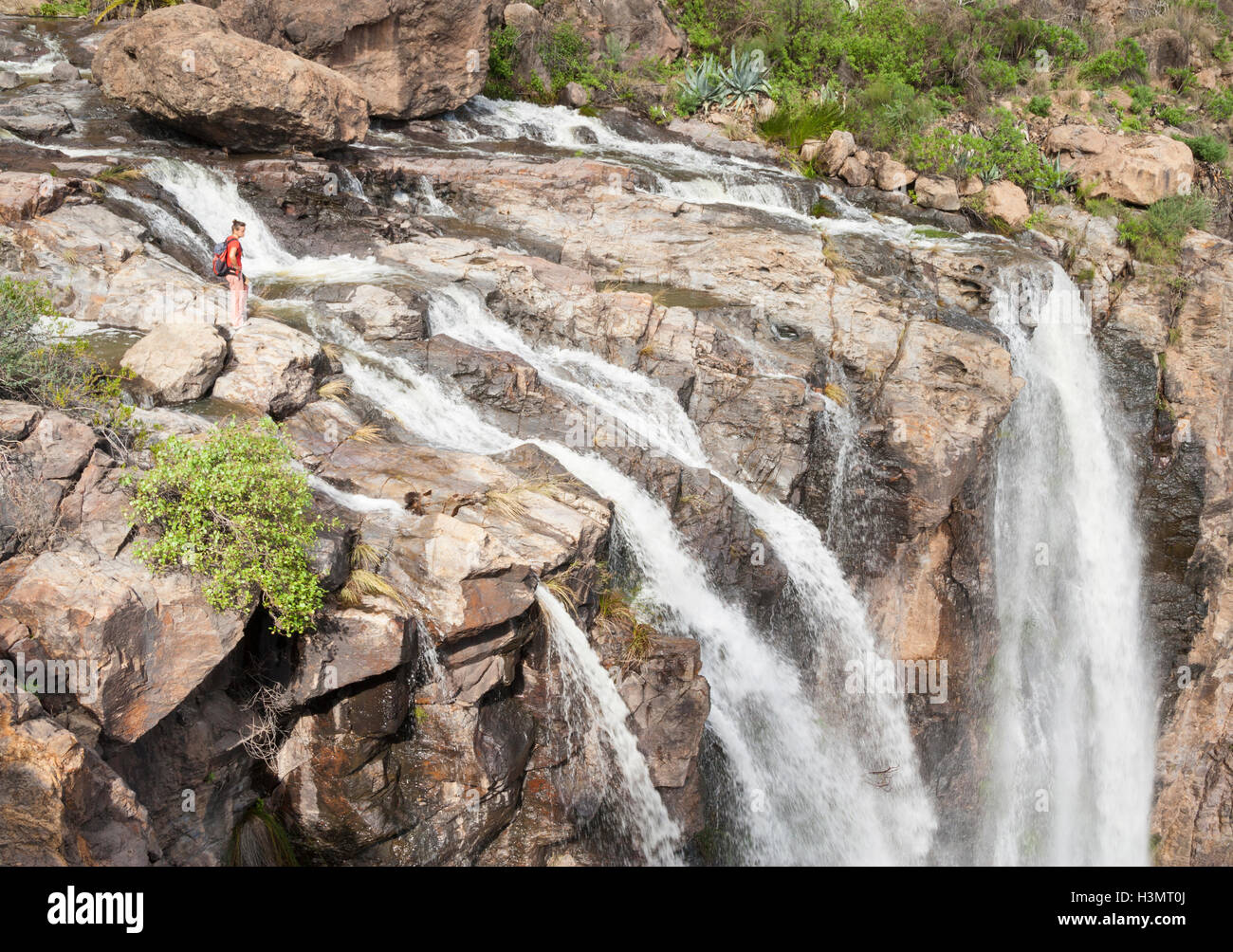 Female hiker près de mountain waterfall sur Gran Canaria, Îles Canaries, Espagne Banque D'Images