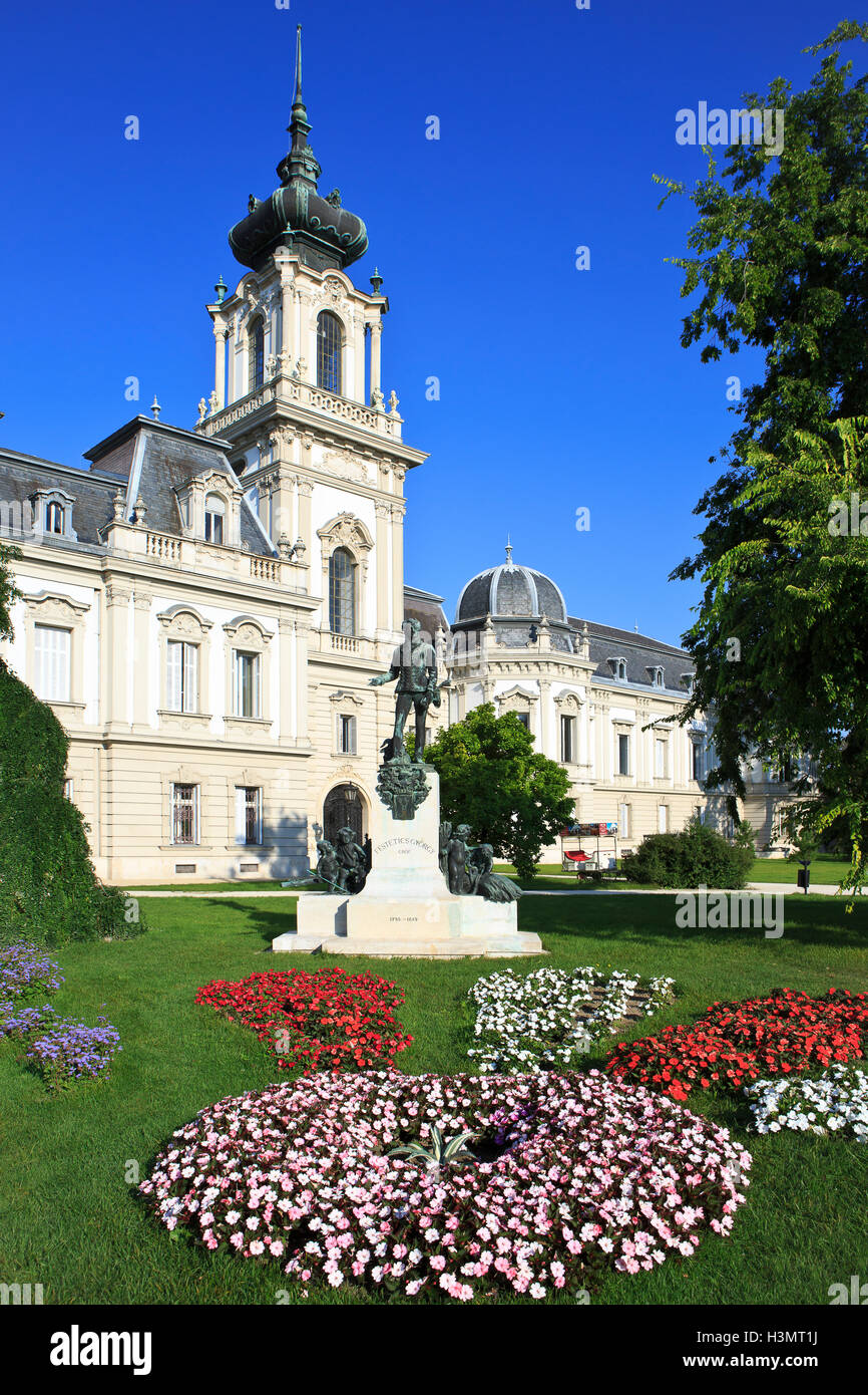 Statue du Comte György Festetics de Tolna (1755-1819) à l'extérieur de l'Festetics Palace (1745) à Keszthely, Hongrie Banque D'Images