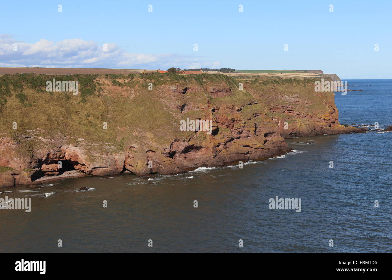 Grotte et falaises vieillies Carlingheugh Bay Angus Scotland Octobre 2016 Banque D'Images