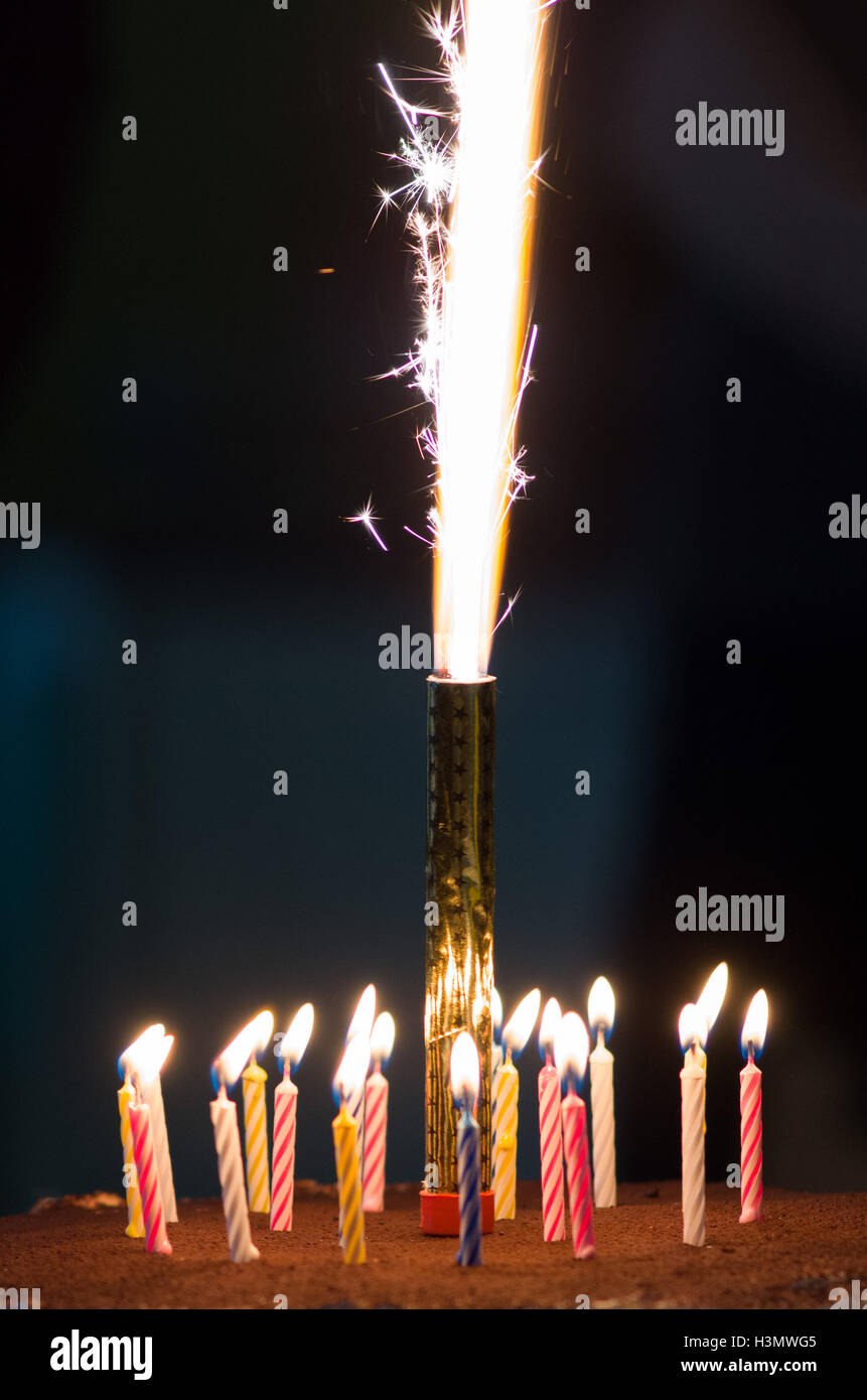 Gateau Au Chocolat Avec 18 Bougies Et Un Feu D Artifice Sparkler Photo Stock Alamy Gateau Au Chocolat Avec 18 Bougies Et Un Feu D Artifice Sparkler Photo Stock Alamy