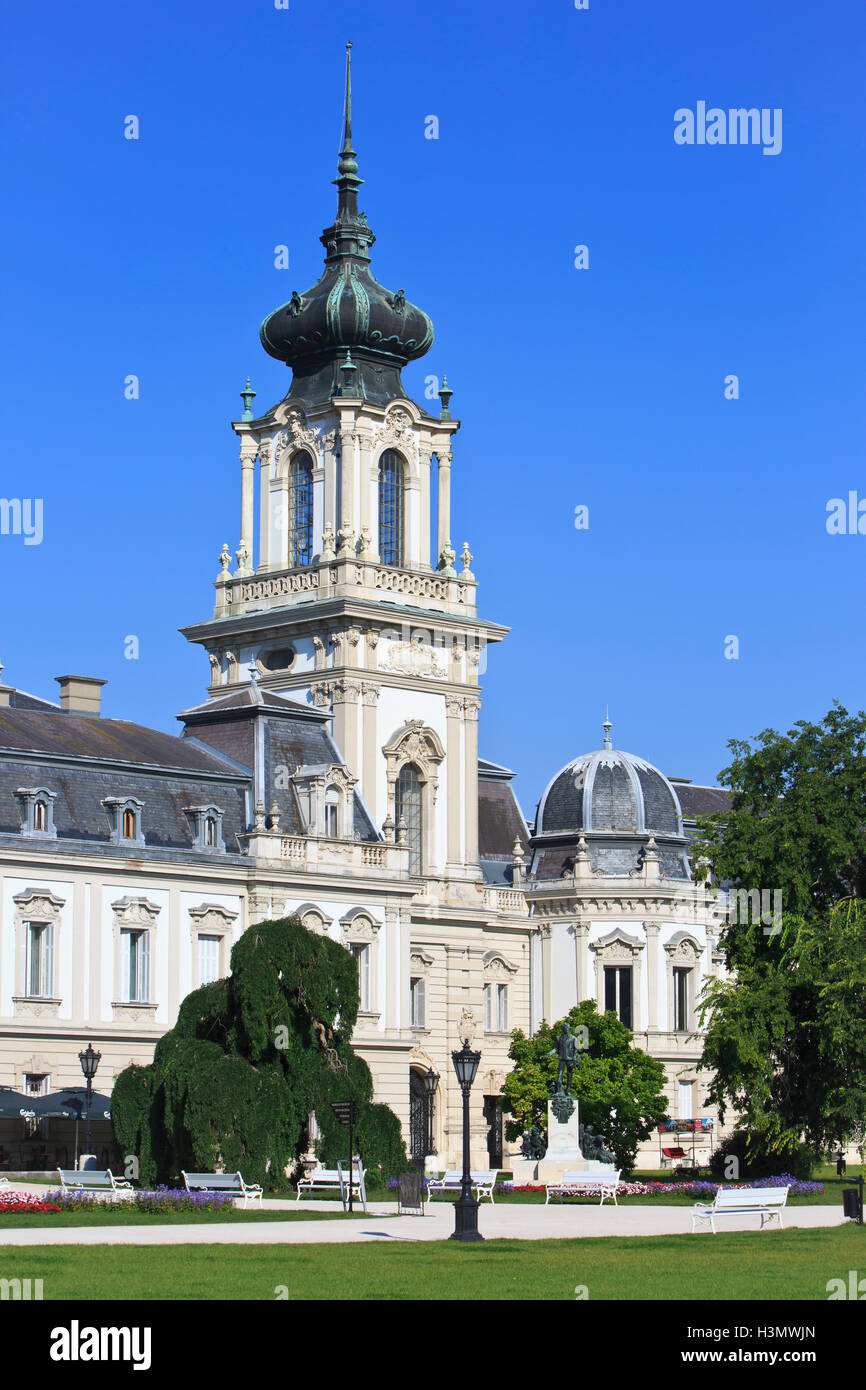 Statue du Comte György Festetics de Tolna (1755-1819) à l'extérieur de l'Festetics Palace (1745) à Keszthely, Hongrie Banque D'Images