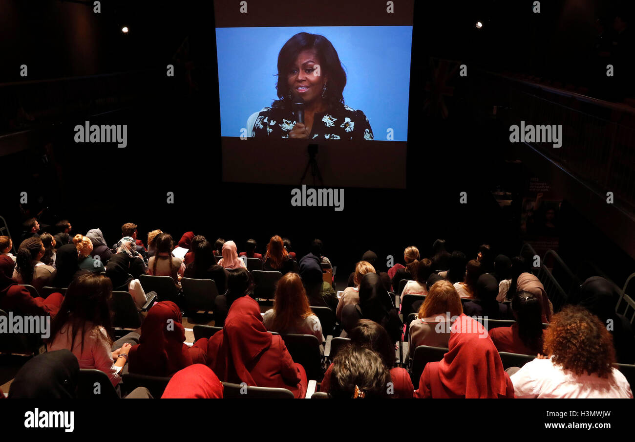 Première Dame Michelle Obama s'affiche via un lien vidéo alors qu'elle prend part à un avenir meilleur : une conversation mondiale sur l'éducation des filles, une conversation en direct avec des élèves au Mulberry School for Girls à Londres, ainsi que d'autres adolescentes dans le monde entier. Banque D'Images