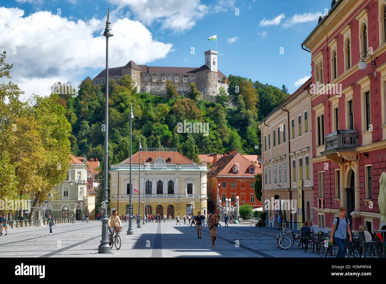 Vue sur Place du Congrès, la Philharmonie slovène et le château, Ljubljana, Slovénie Banque D'Images