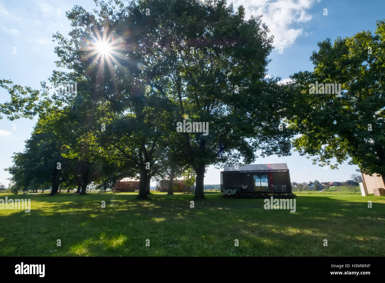 Mobile home dans les jardins à Big Berry vie glamping resort à rivière Kolpa Slovénie Banque D'Images